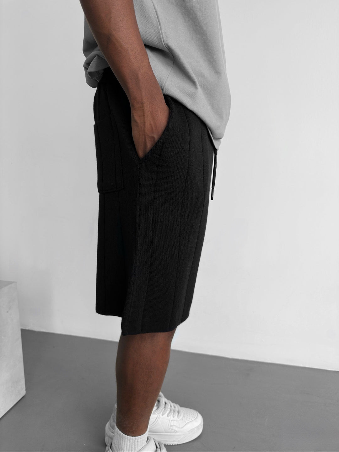 Loose Fit Line Knit Shorts - Black