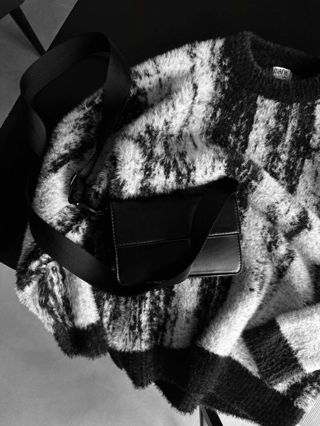 Oversize Brushstroke Effect Knit Pullover - Black
