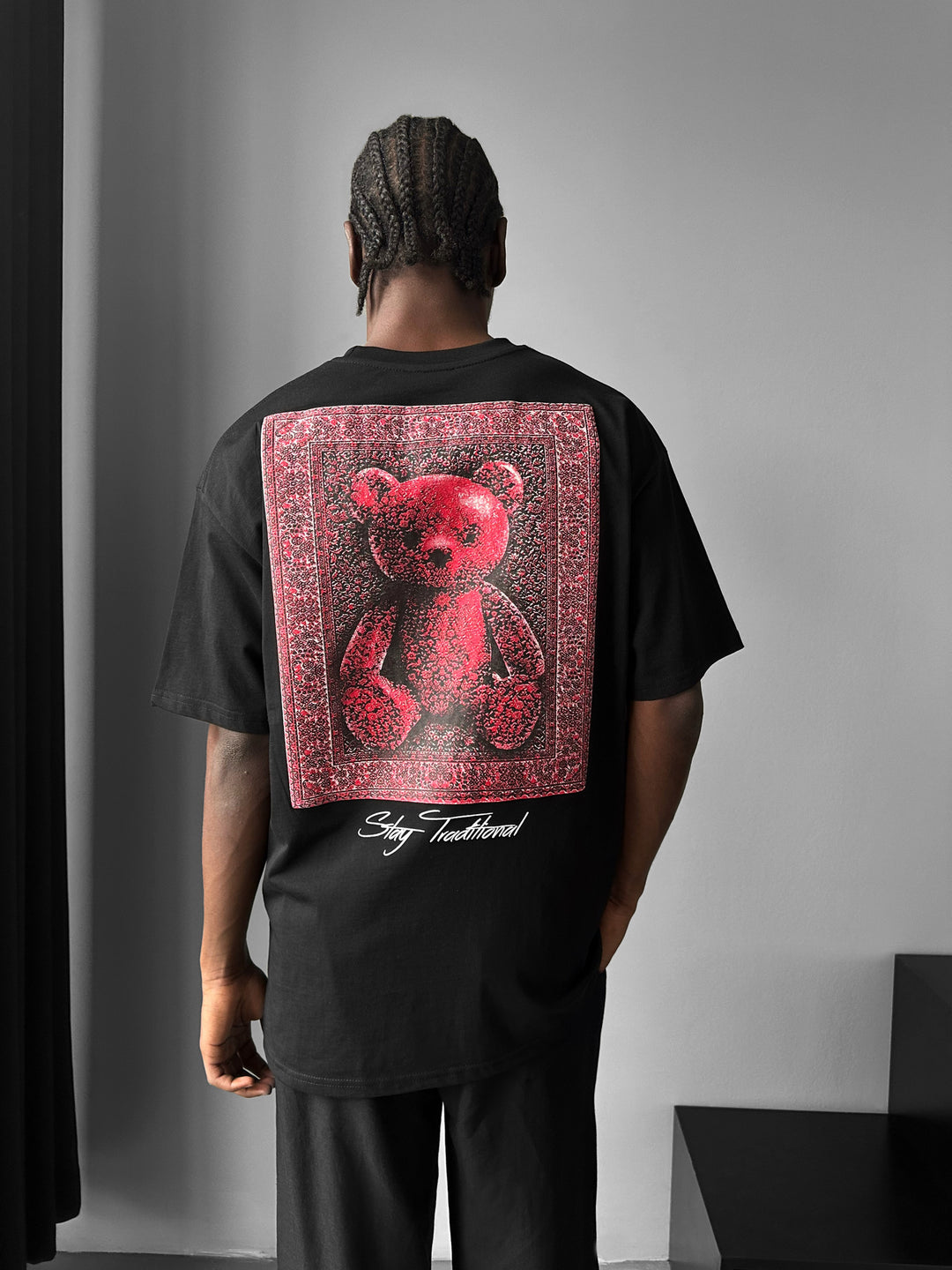 Oversize 'Stay Traditional' T-Shirt - Black and Red