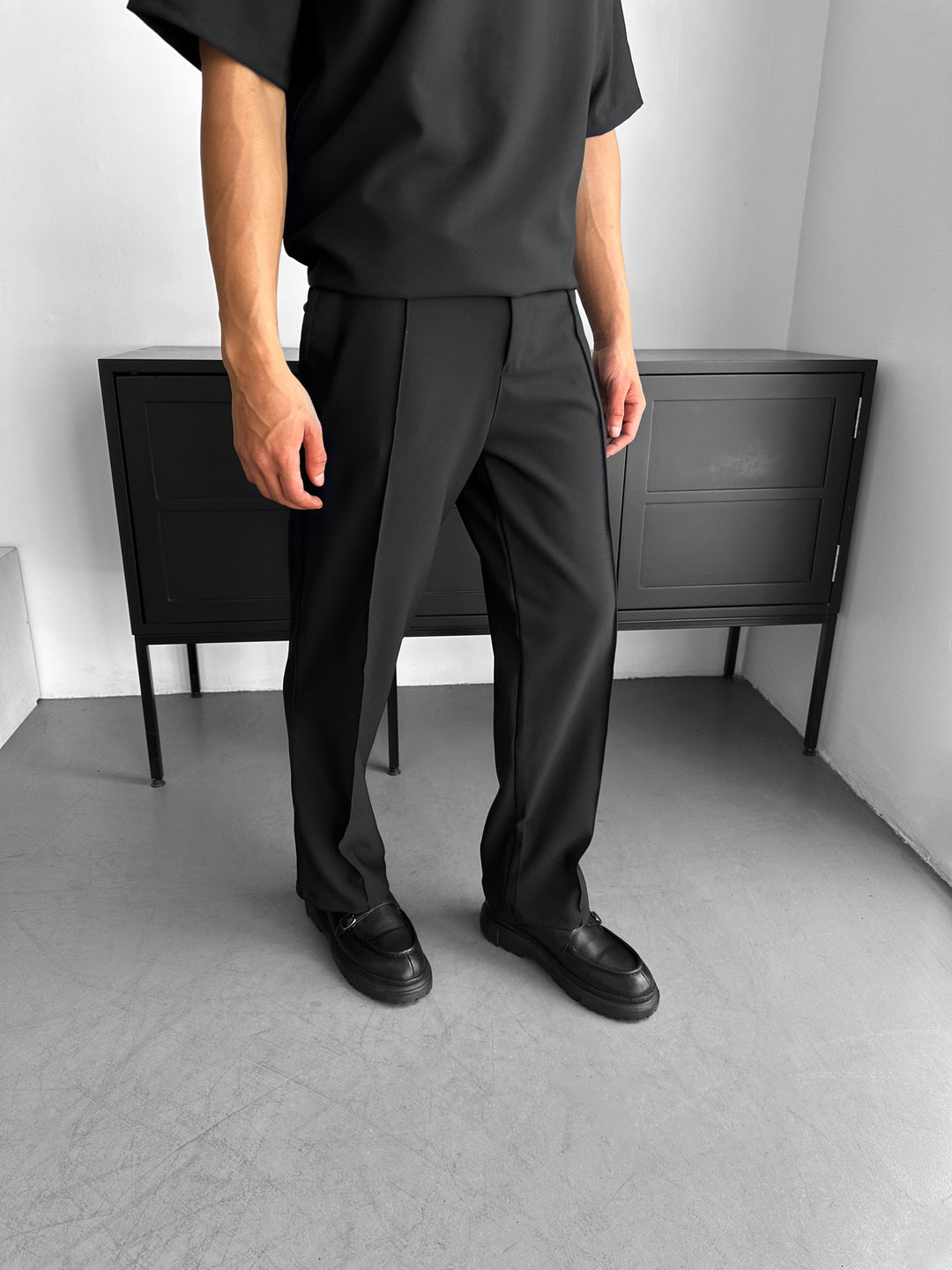 Loose Fit Pleated Trousers - Black