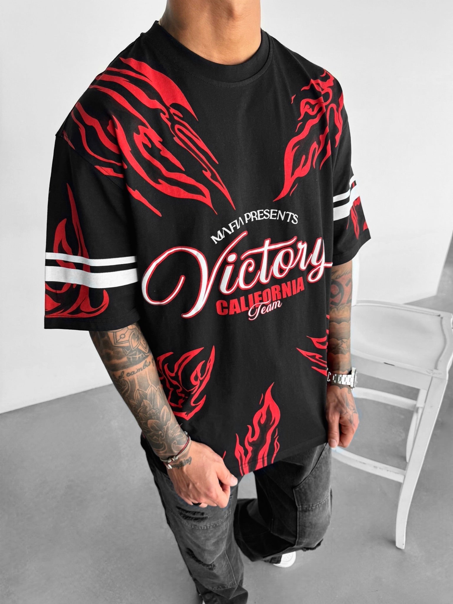 Oversize Victory T-shirt - Black and Red – Kleidermafia