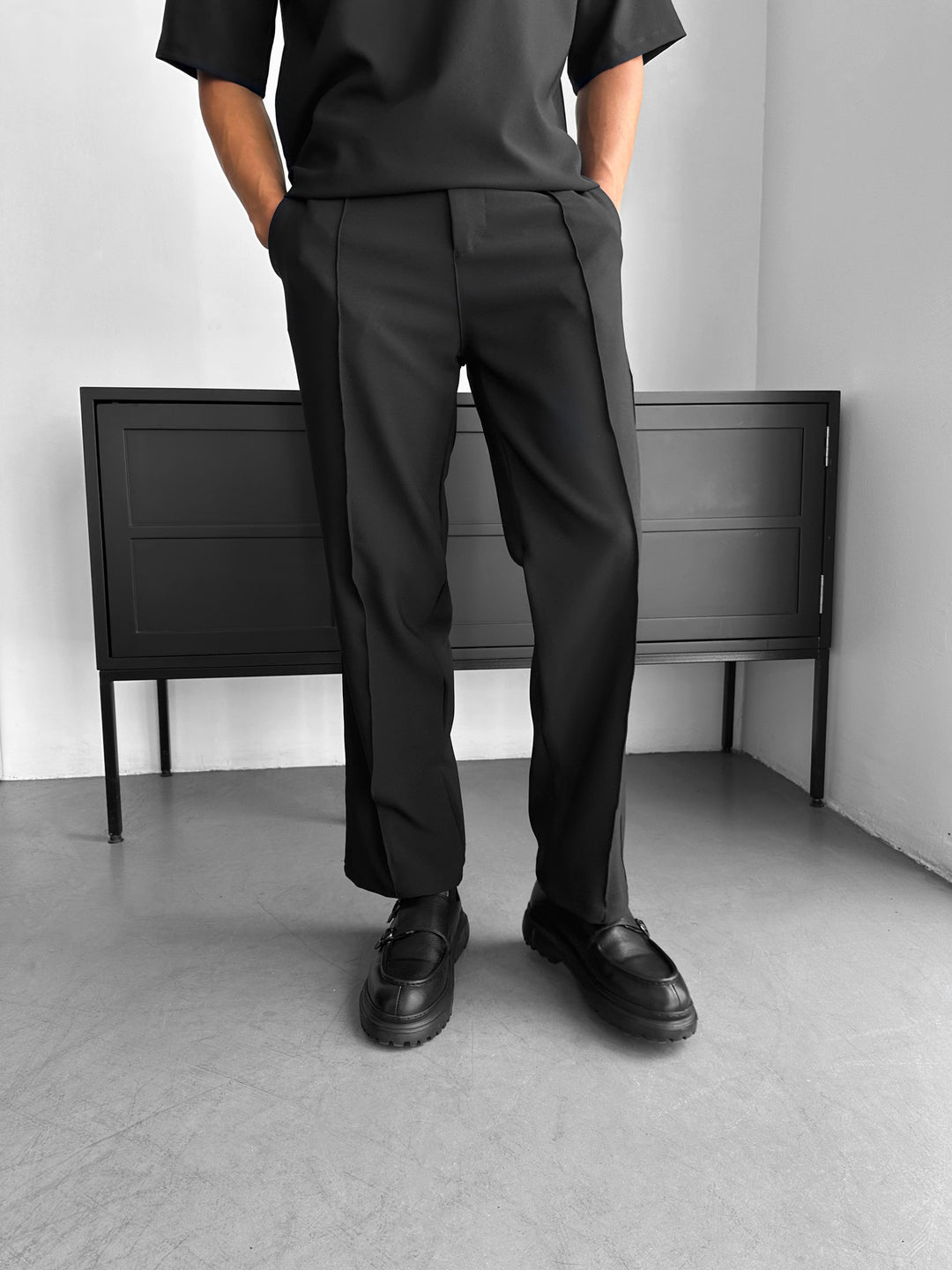 Loose Fit Pleated Trousers - Black