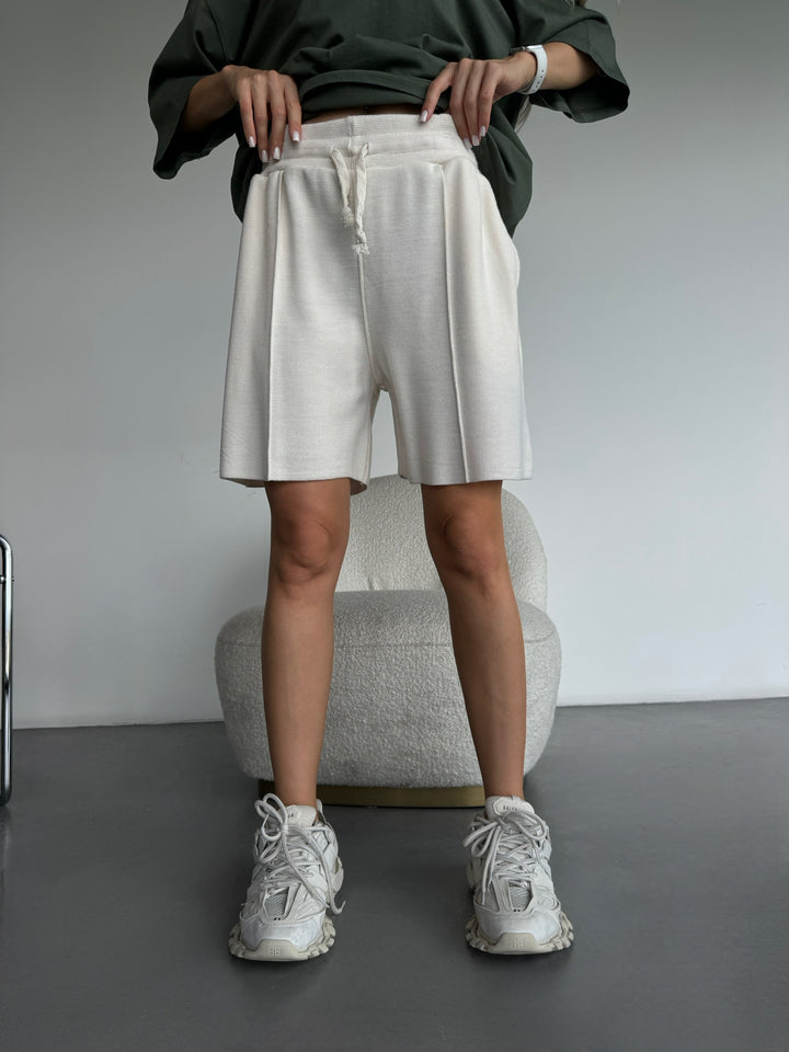 Loose Fit Seam Shorts - Cremé