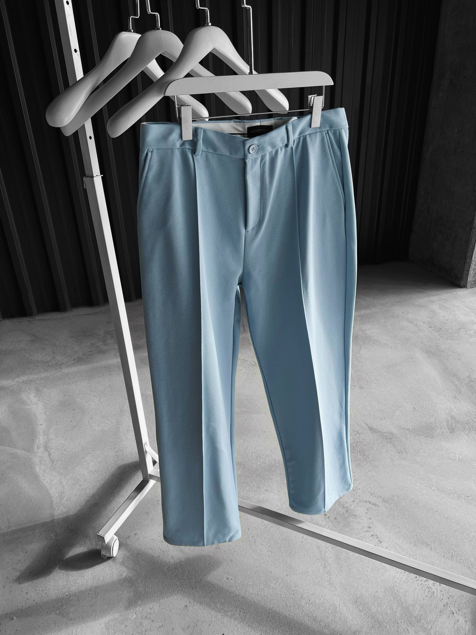 Comfort Fit Stoffhose mit Falte Blue – - Kleidermafia